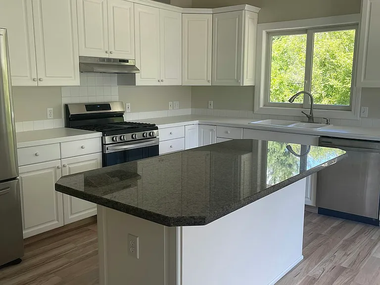 4390 N River Rd — Photo 35