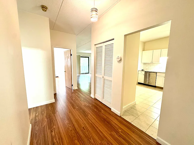80 N Warren St #20 — Photo 4