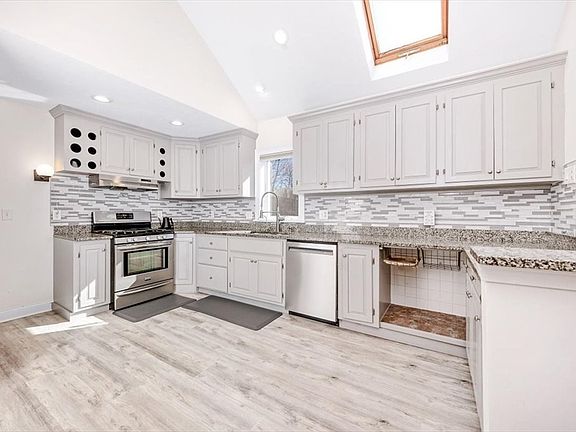 4th image of 76 Fuller Rd