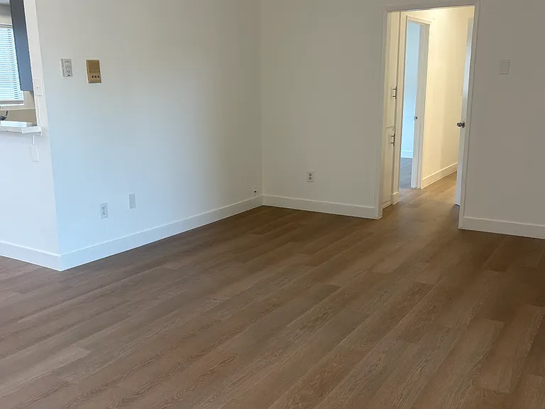 7061 Whitsett Ave — Photo 2
