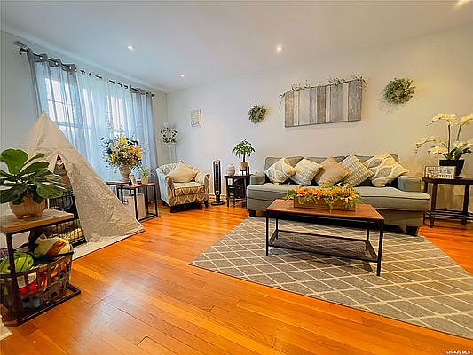 4th image of 2441 Throop Ave #A