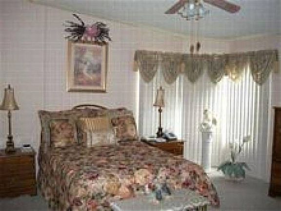 5th image of 32 Linden Falls Dr
