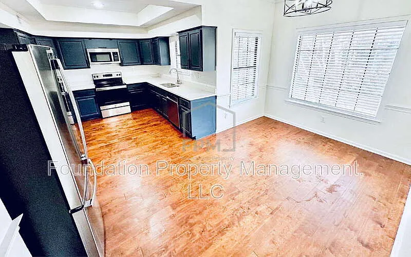 4 bed, 2.5 bath, 3205 sqft, $2,900 — Photo 4