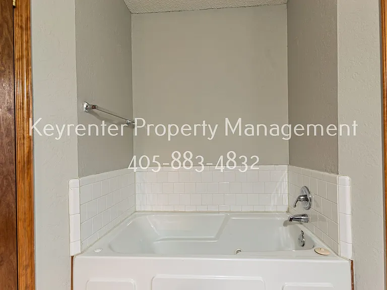 8308 NW 10th Ter — Photo 12