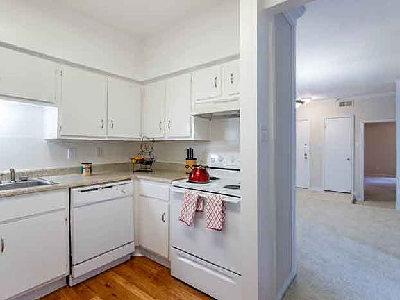 4th image of 1414 Fountain View Dr #101