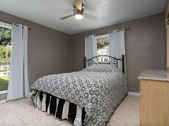 5th image of 163 Pilgrim Dr