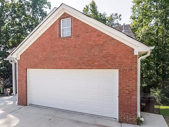 2nd image of 130 Oakwood Cir