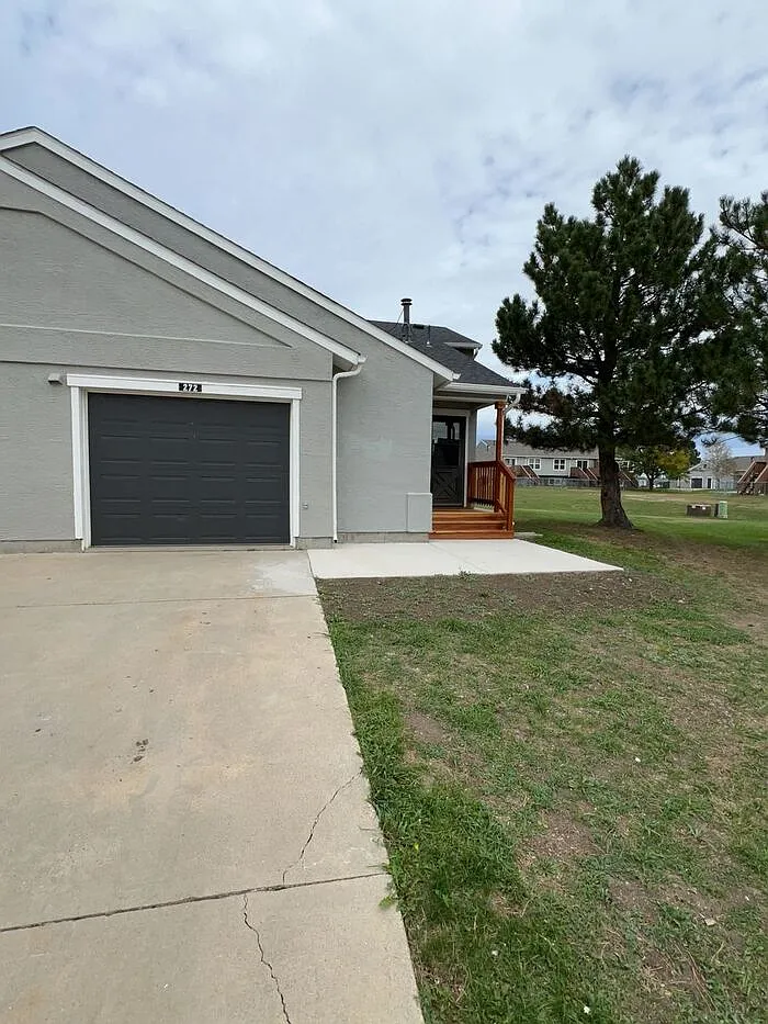 3 bed, 2.5 bath, 1328 sqft, $1,765 — Photo 1