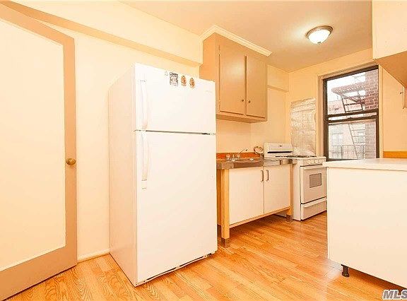 5th image of 8425 Elmhurst Ave