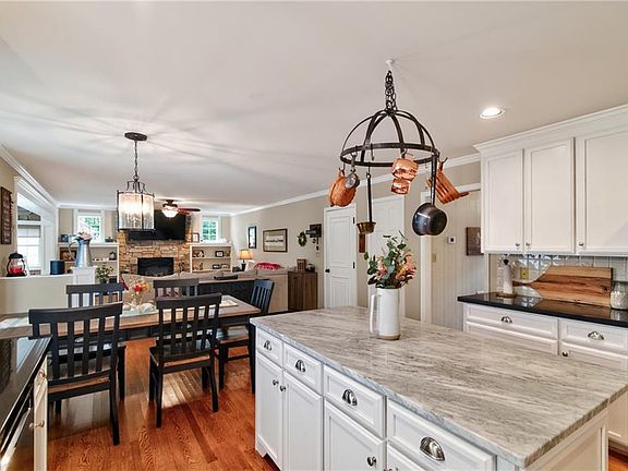 4th image of 407 Willards Way