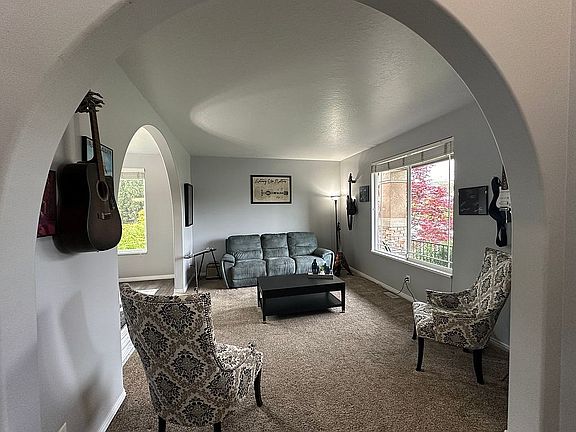 3rd image of 701 N Foxhunter Dr