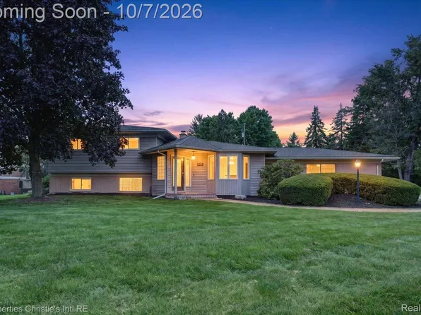249 W Hurst Dr, Troy, MI 48098