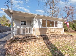 230 Bayshore Dr, Lake Bluff, IL 60044