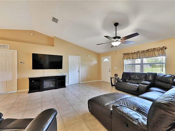 3rd image of 108 Barbados Dr NE