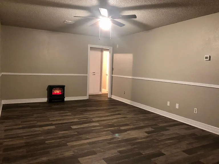 1203 E Pecan St — Photo 5