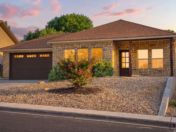 706 OAK VALLEY DR, Kerrville, TX 78028