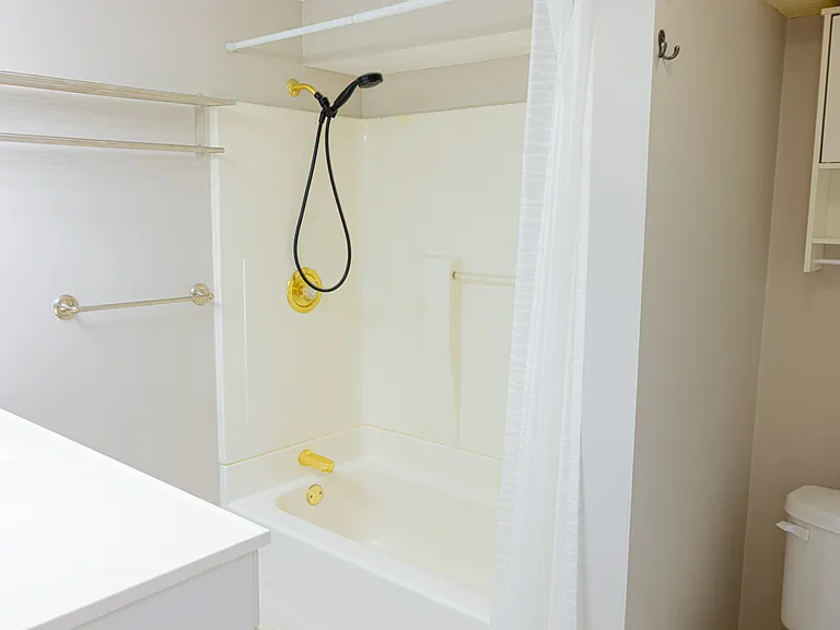 Downstairs Bathroom. Full.