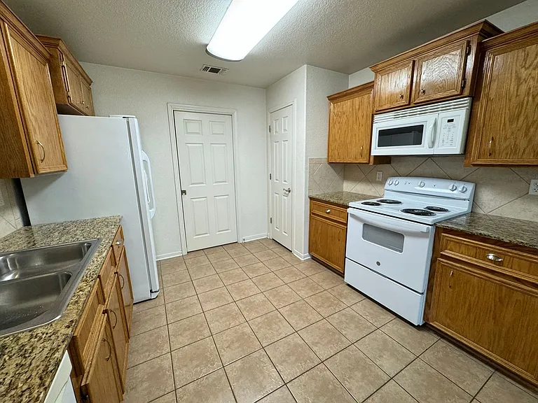 3806 Tatonka Dr — Photo 9