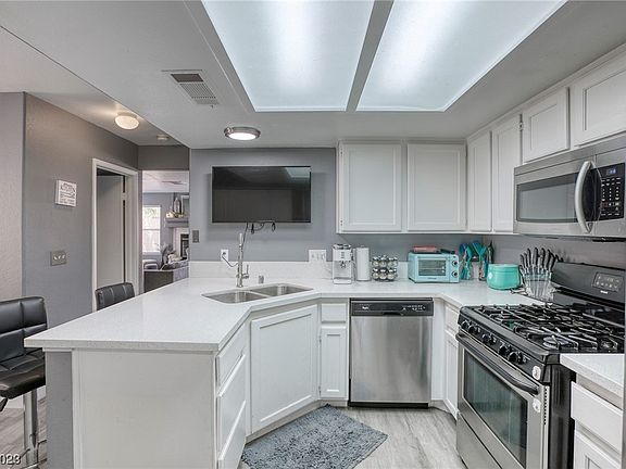 3rd image of 9532 Hershey Ln