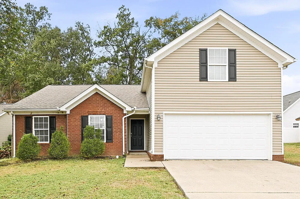 3 bed, 2.0 bath, 1811 sqft, $2,215 — Photo 1