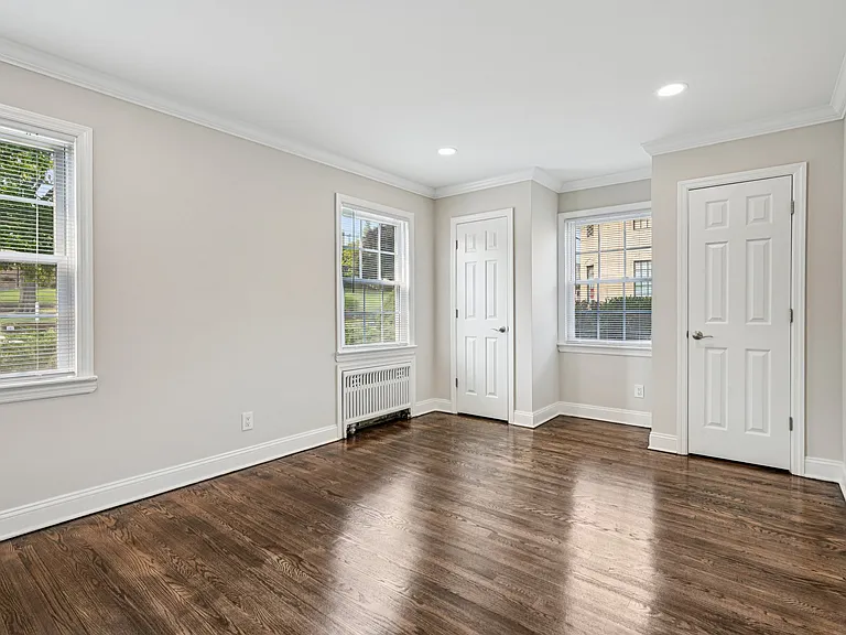 Manley Court Apartments — Photo 11