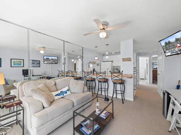 227 Dewey AVENUE #201, Fontana, WI 53125