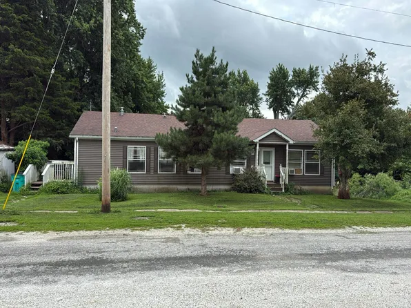 300 Douglas St, New Salem, IL 62357