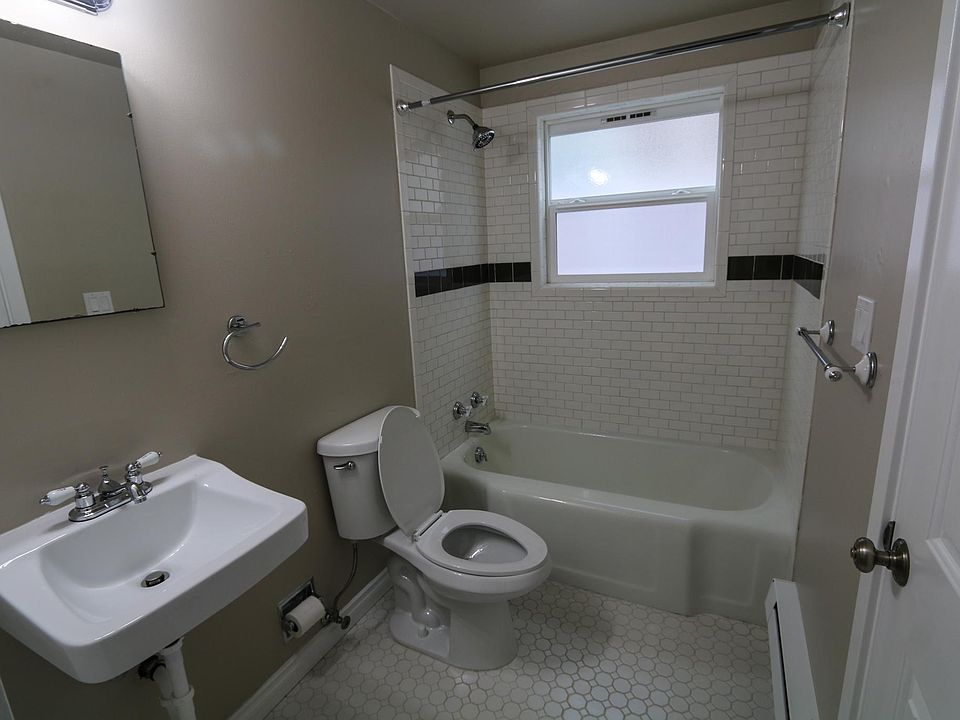 2nd image of 1001 N L St APT D