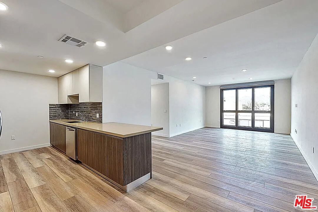3 bed, 3.0 bath, 1640 sqft, $4,995 — Photo 1