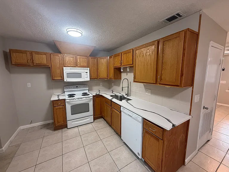 1522 Kraft Ave — Photo 4