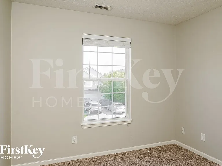 6735 Ossington Dr — Photo 11