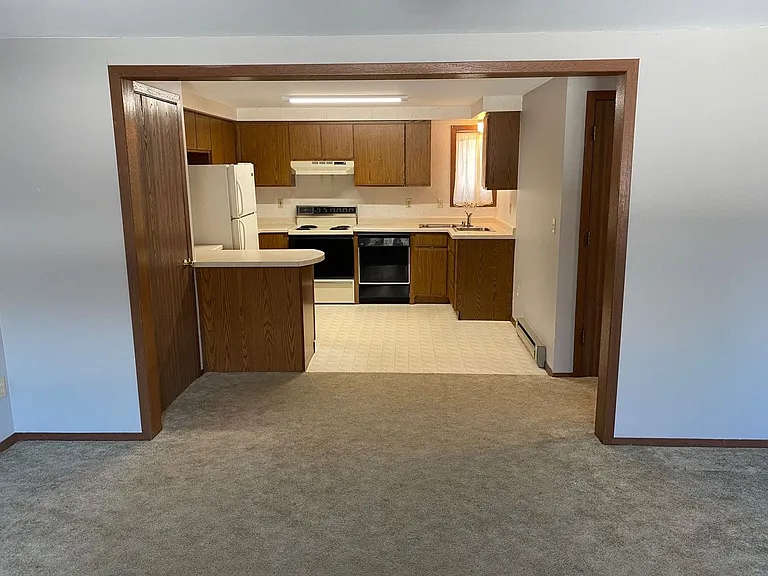 172 W Hill Rd — Photo 3