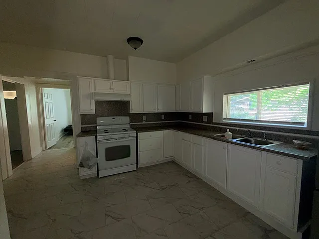 2328 W Sherman St — Photo 17