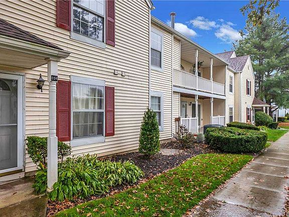 2nd image of 204 Fairview Cir #204