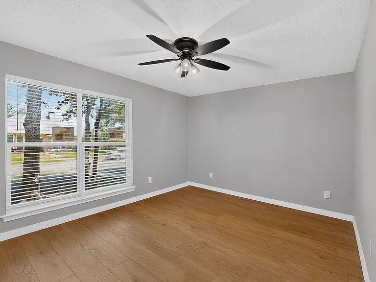2308 Chamberlain Dr — Photo 35