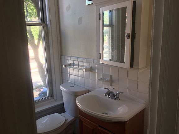 5th image of 301 W Wisconsin St APT 1F
