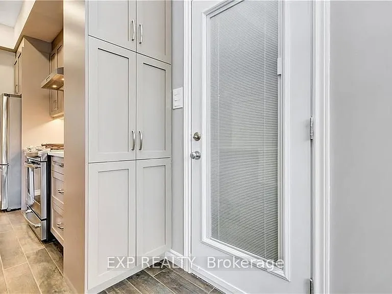 340 Queen Mary St #B — Photo 8