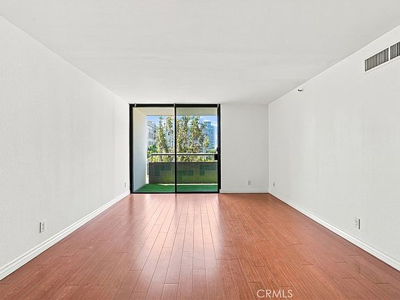 5th image of 600 W 9th St APT 910
