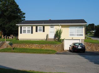 51 Lee Ave, Portsmouth, RI 02871