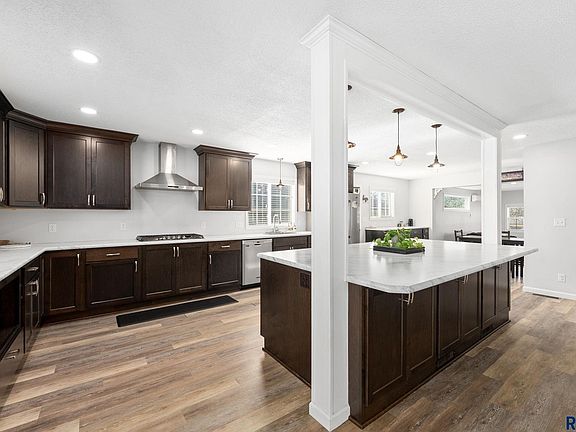 3rd image of 300 S Park Ave