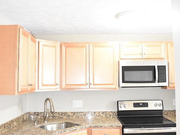 2nd image of 405 Eastview Dr