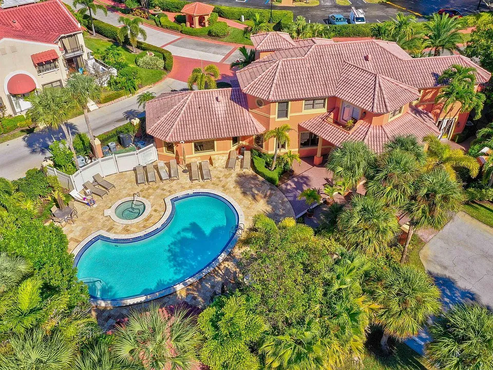 800 Uno Lago Dr #302