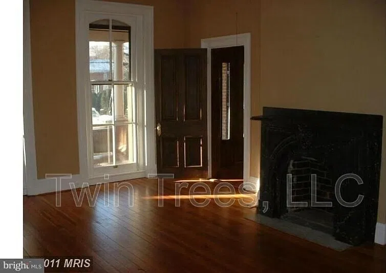 4 bed, 2.0 bath, 3600 sqft, $2,000 — Photo 2
