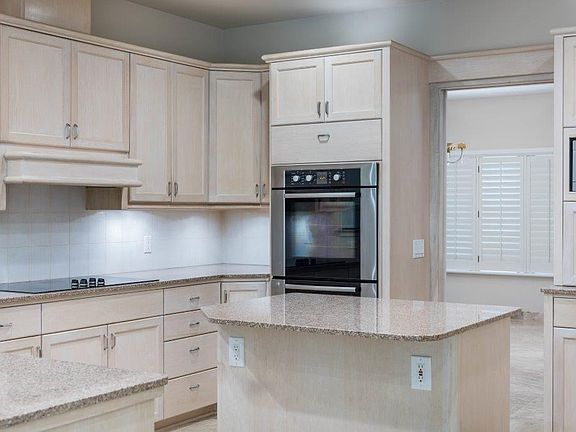 3rd image of 2113 S Oak Trail Dr