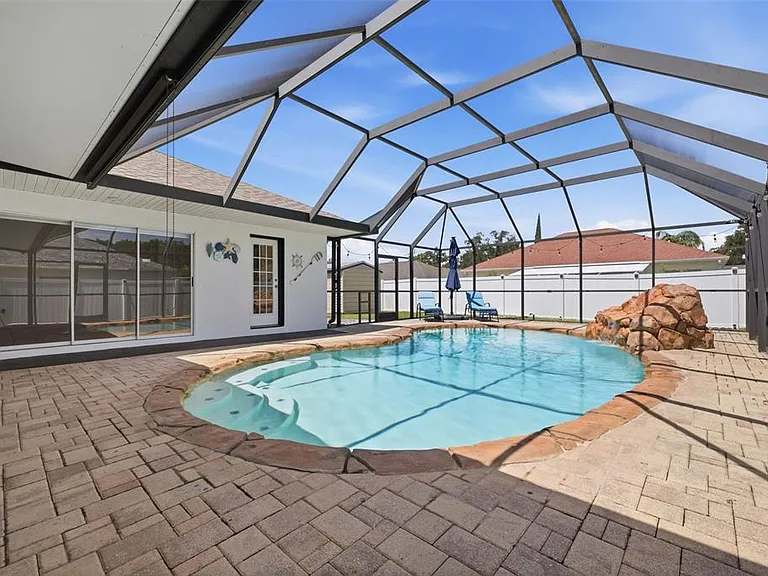 2210 Towering Oaks Cir — Photo 32