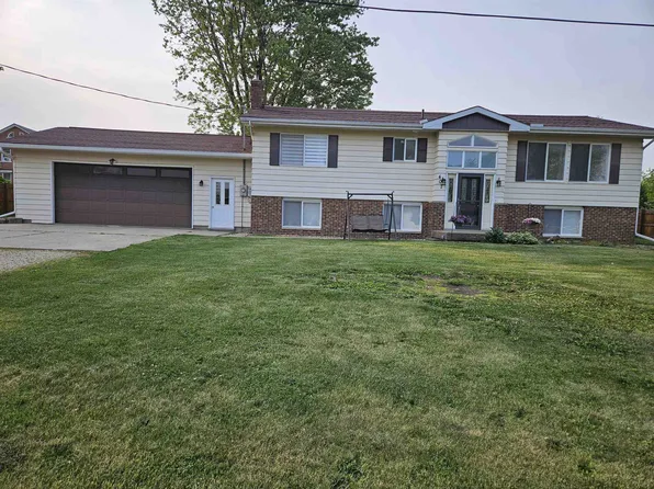 407 E Centre St, Garnavillo, IA 52049