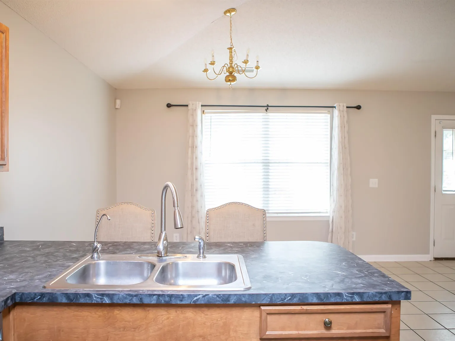 3 bed, 1870 sqft, $2,300 — Photo 3