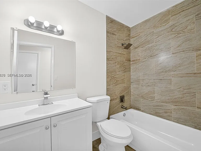 11810 NE 14th Ave #11810 — Photo 13