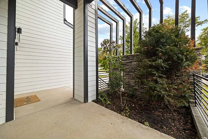716 Village Ct — Photo 31