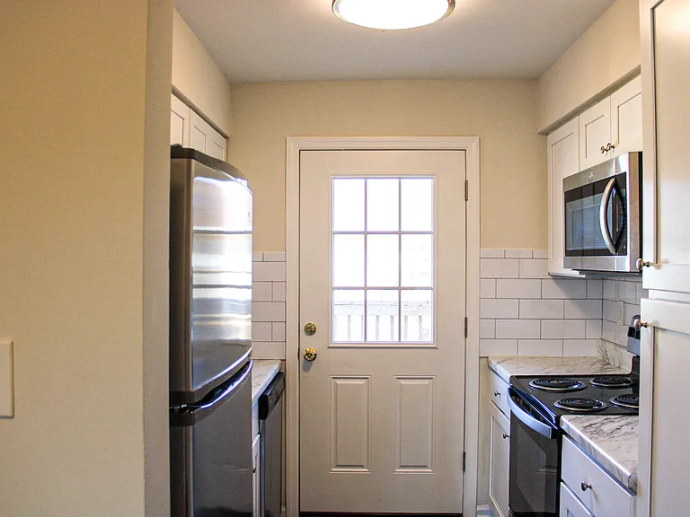 Edgewater Apartments — Photo 7